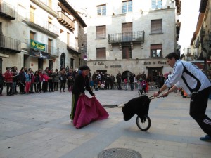 Los niños juegan al toro en Valderrobres