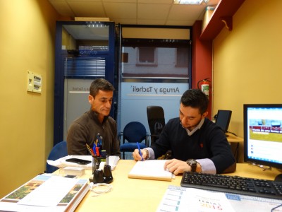 Sánchez y Arruga firmando el contrato.